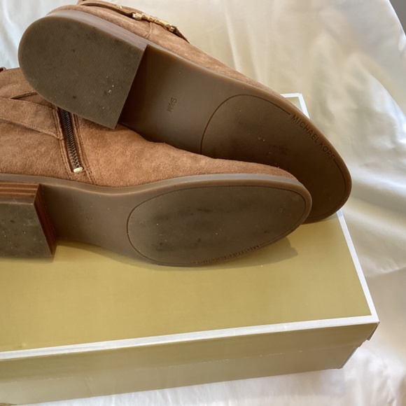 Boots - Picture 3 of 4